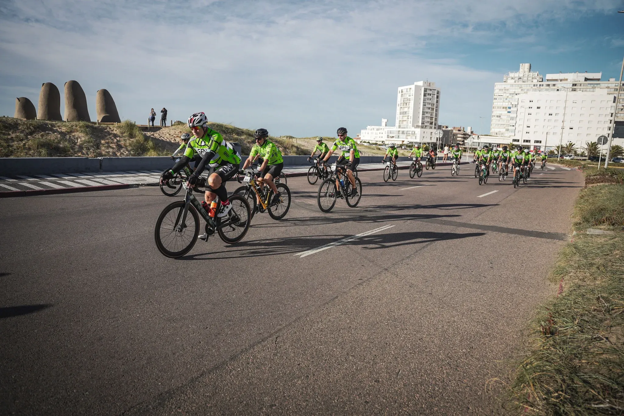 Pasando por la mano de Punta del Este