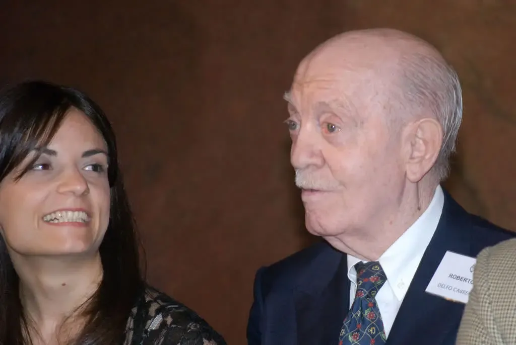 Roberto Elias recibe el premio Delfor Cabrera