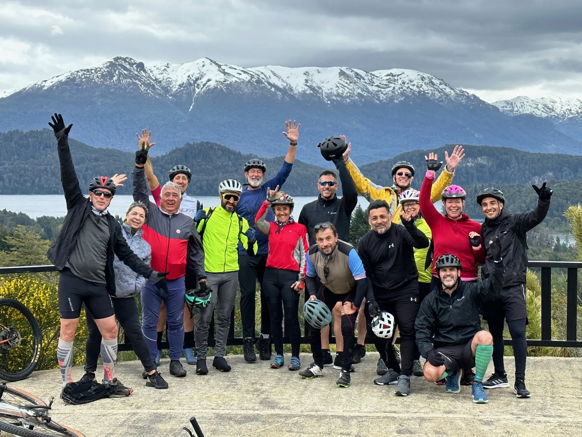 El grupo de ciclismo en un mirador