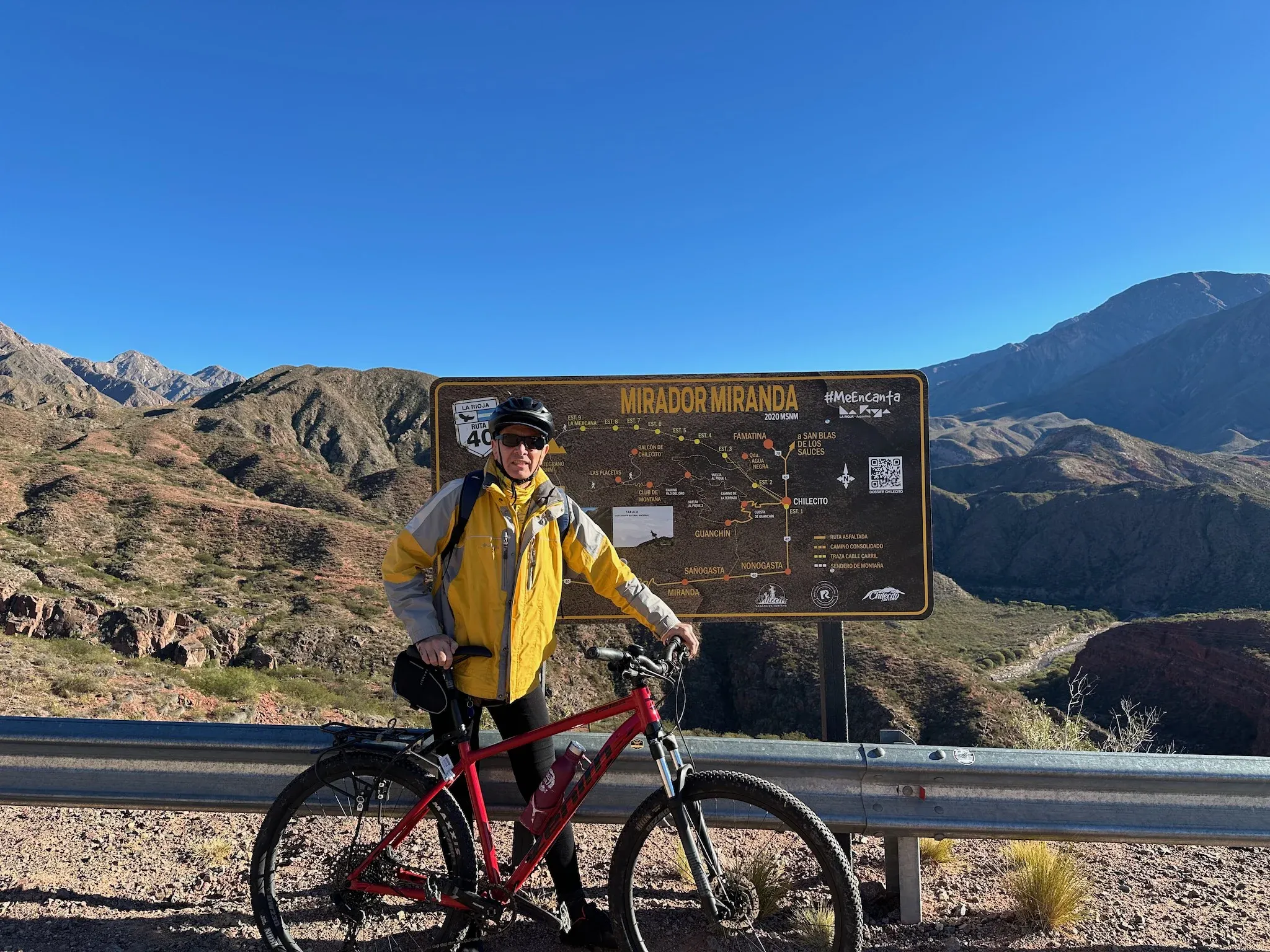 Mi viejo posando con el cartel que indica la vieja Ruta 40