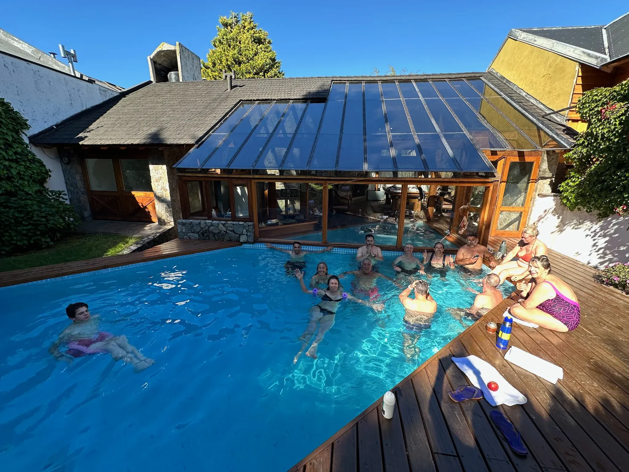 La pileta climatizada de la casona en San Martín de los Andes