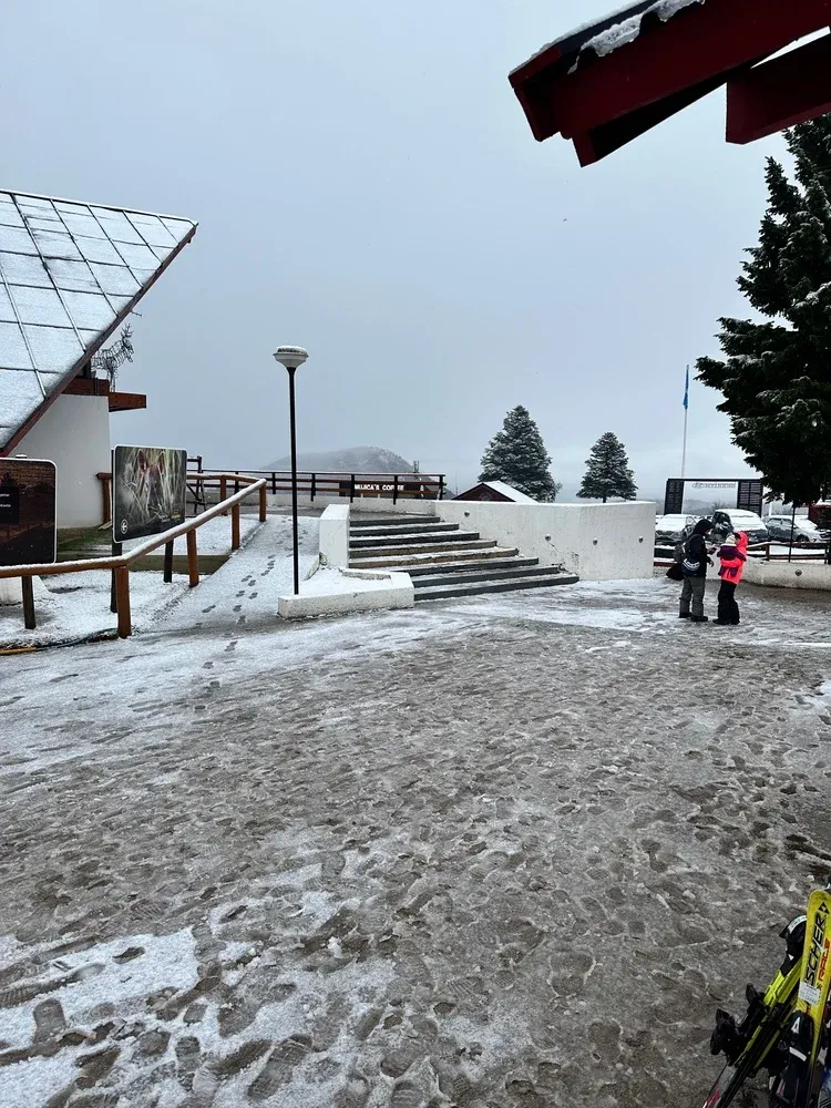 Nieve en la base del Cerro Chapelco