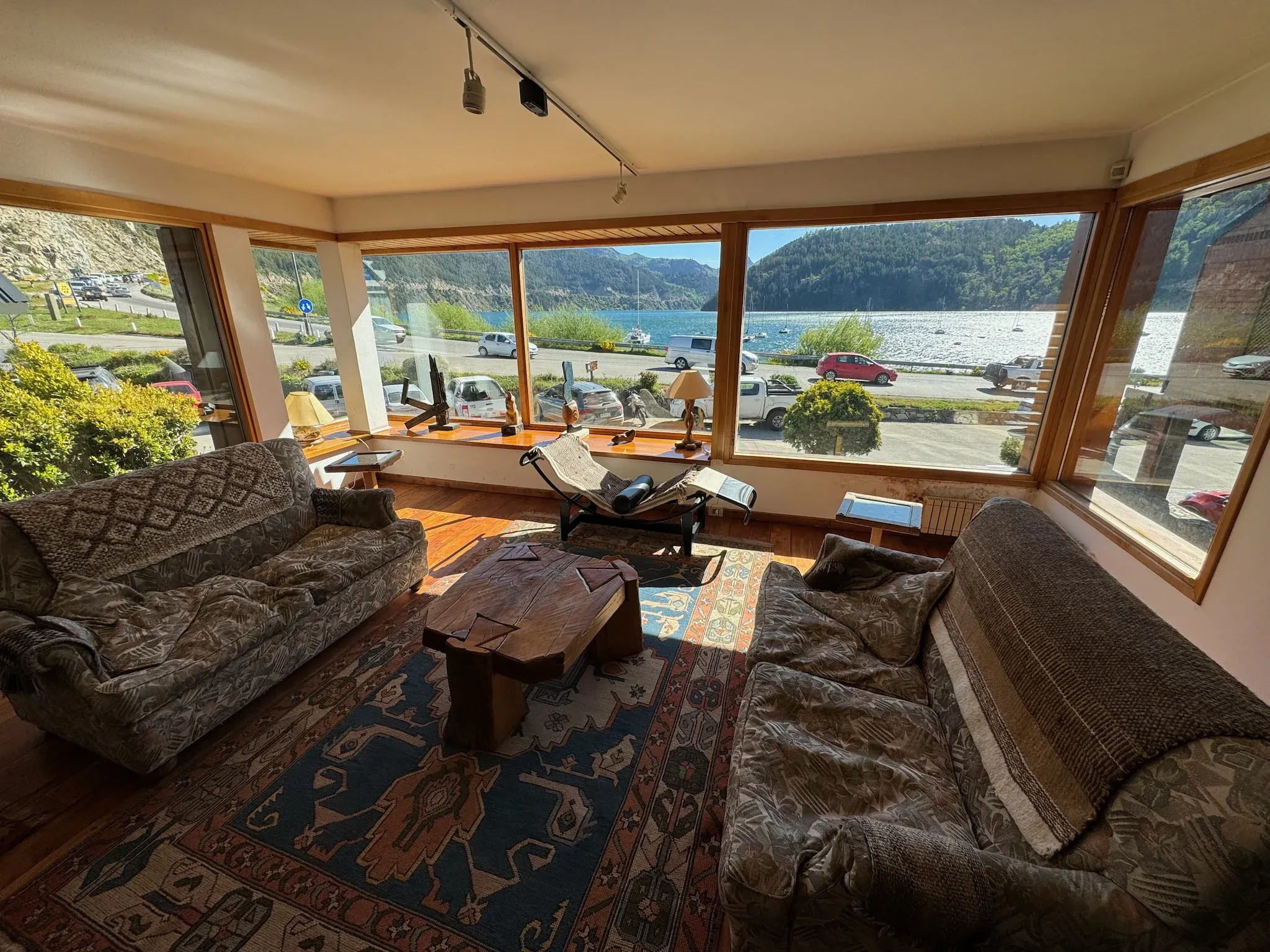 El living con la vista en la casona de San Martín de los Andes